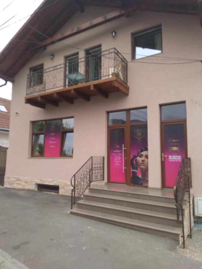Cazare REGIM HÔTELIER ZĂRNEŞTI Zarnesti Exterior foto